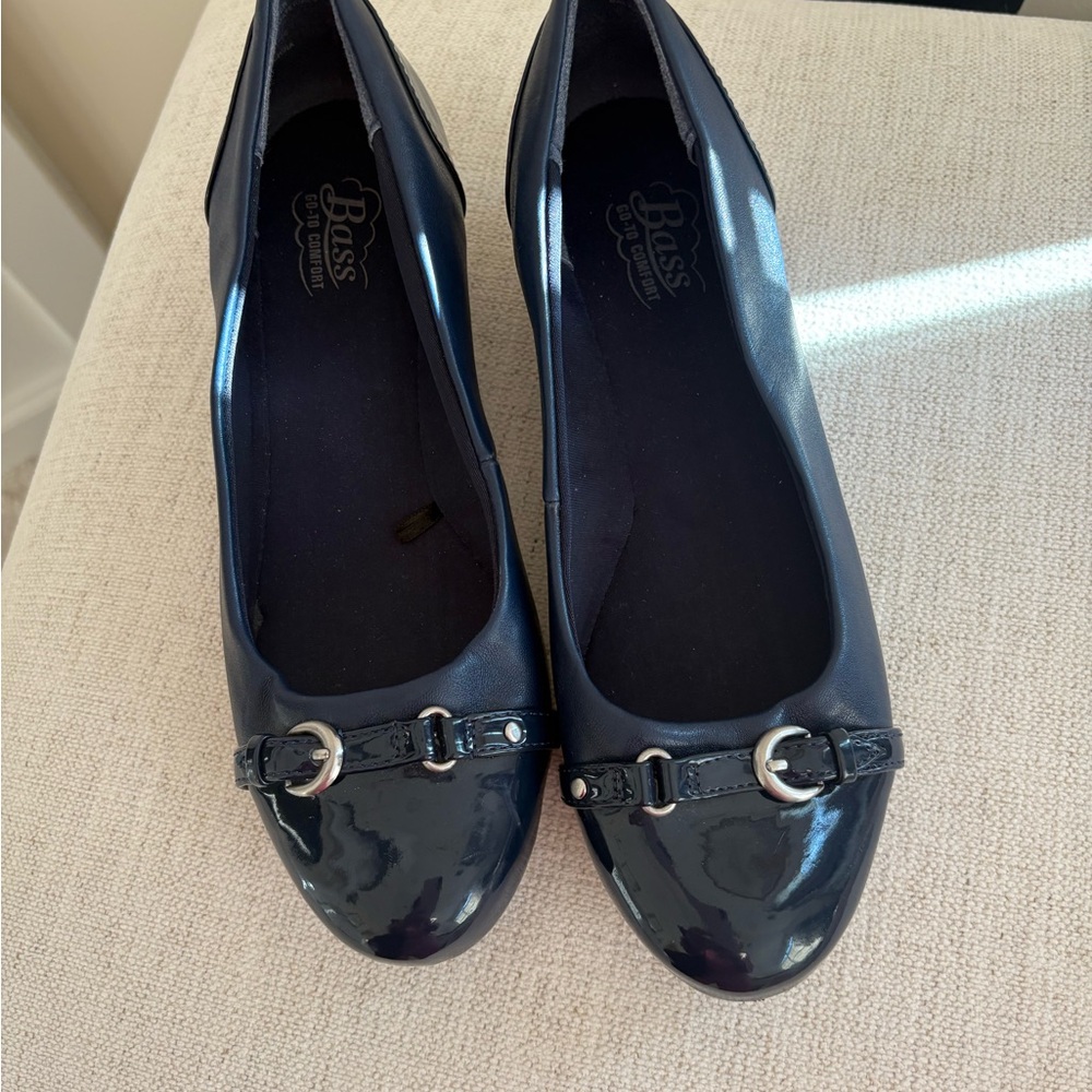 Bass Women's navy blue wedge shoe with patent leather toes and buckle size 7
